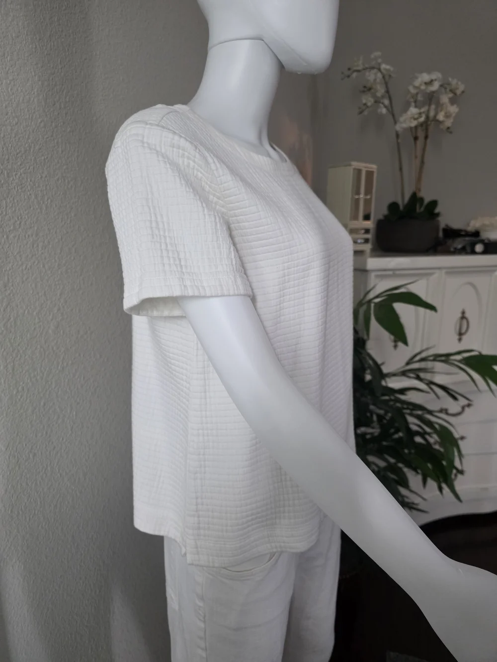 Eileen Fisher Quilted White Short-Sleeve, Straight Hem Top - Size XS
